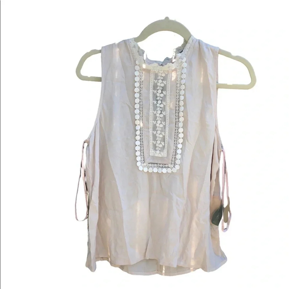 NWT FOREVER 21 LACE COLLARED TANK